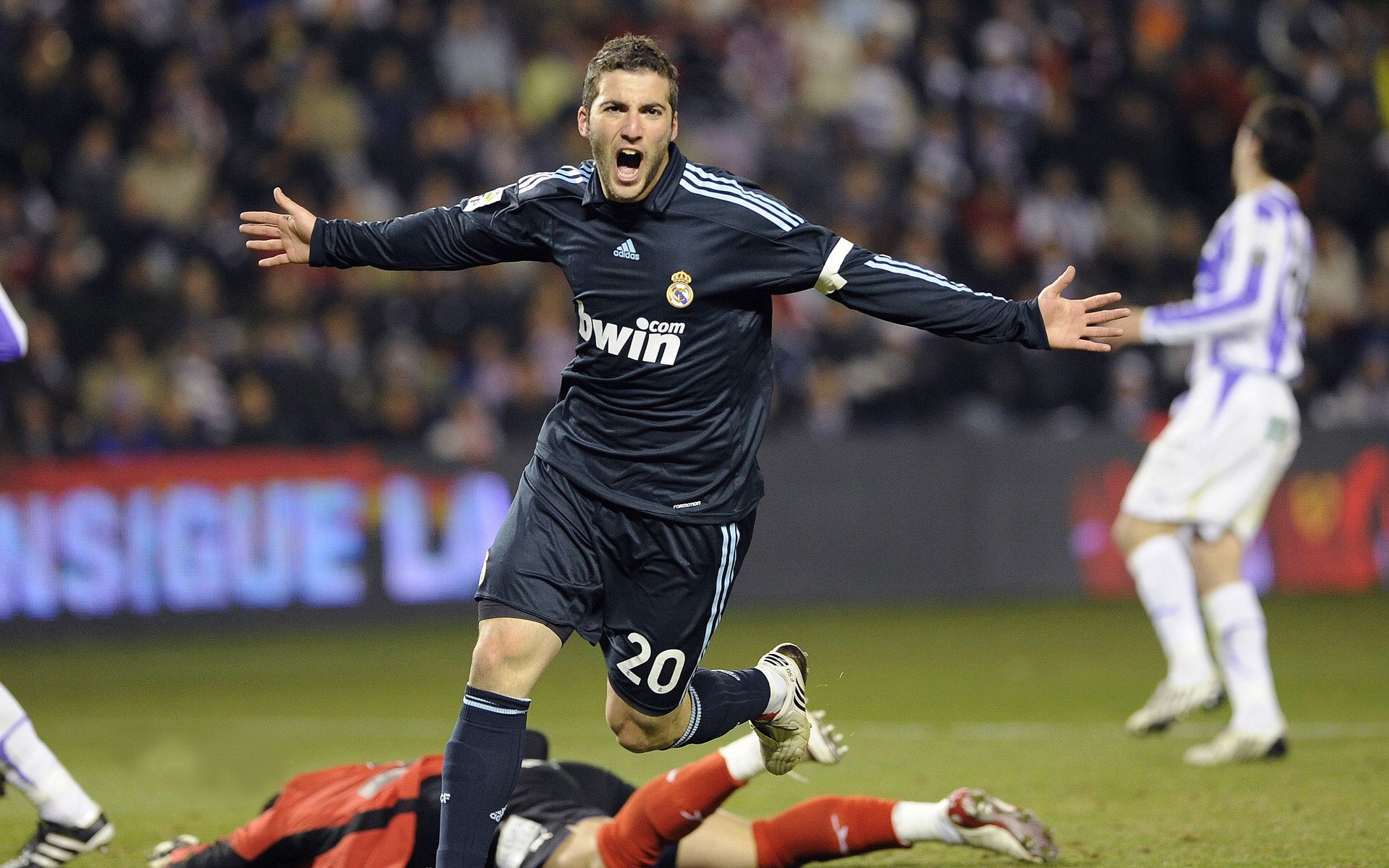 开云体育-Rookie在老鹰比赛中大胜，赛况扑朔迷离引发热议！